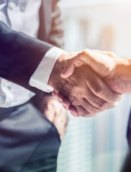 WAAROM KIEZEN VOOR ONS - zakenpartners schudden handen Koeltechniek - waarom kiezen voor ons